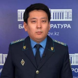 Есірткі бизнесіне қарсы іс-қимыл бойынша шаралар туралы   Мемлекет басшысының тапсырмаларын орындау мақсатында Бас прокуратура құқық қорғау және арнайы органдармен бірлесіп нашақорлық пен есірткі саудасына қарсы іс-қимыл бойынша шаралар кешенін қабылдауда, бұл осы бағыттағы жұмыстардың жандануына және мұндай қылмыстарды анықтау ауқымын арттыруға ықпал етті. 2025 жылғы 6 тамызда Бас прокуратурада есірткі бизнесіне қарсы іс-қимыл мәселелері бойынша ведомствоаралық кеңес өтті. Кеңеске Ұлттық қауіпсіздік комитетінің, Қаржылық мониторинг агенттігінің және Ішкі істер министрлігінің тергеу және жедел бөлімшелерінің басшылары қатысты. Заңдылықты, құқық тәртібін және қылмыскерлікке қарсы күресті қамтамасыз ету жөніндегі үйлестіру кеңесінің шешімдерін орындау нәтижелері талқыланып, нашақорлықтың алдын алу және есірткі бизнесіне қарсы күрес бойынша қосымша шаралар әзірленді. «Заң және Тәртіп» қағидатын іске асыру шеңберінде қылмыстық қудалау органдары есірткінің заңсыз айналымына байланысты қылмыстардың жолын кесу бойынша жұмысты күшейтті.   Осы саладағы құқық қорғау және арнайы органдардың жұмысының тиімділігіне жаңа бағалаулар енгізілді. Олардың қызметінде ерекше назар есірткі бизнесін ұйымдастырудың бүкіл тізбегін анықтауға және жолын кесуге бағытталған.     Қабылданған шаралардың нәтижесінде 2025 жылдың 7 айында есірткі құралдарын өткізу фактілерін анықтау 16%-ға (1407-ден 1637-ге дейін) өсті. Қоғамның белсенді азаматтық ұстанымының қатысуы есірткіні жарнамалайтын 35 мыңнан астам граффитиді жоюға мүмкіндік берді, 22 есірткі жарнамашысы ізін суытпай ұсталды. Есірткі сатумен айналысатын 14 қылмыстық топқызметінің жолы кесілді, оның 2-і трансұлттық. 14 тоннадан астам есірткі құралдары тәркіленді, синтетикалық есірткі шығаратын 21 есірткі зертханасы жойылды. Мысалы, ағымдағы жылдың мамыр айында Алматы облысы Нұра ауылында астыртын есірткі зертханасы жойылып, 8 тонна прекурсорлар мен тұтынуға дайын 100 келіден астам есірткі тәркіленді. Павлодарда прокурорлар энергияны көп тұтынатын пәтерді анықтады, онда жергілікті тұрғын «каннабис» өсімдігін өсіріп, оны интернет арқылы таратқан. ⤵️⤵️⤵️