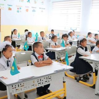 🏫 100 мыңға жуық оқушы жаңадан бой көтерген Келешек мектептеріне қабылданды 🇰🇿 Қазақстанда Мемлекет басшысының бастамасымен қолға алынған «Келешек мектептері» ұлттық жобасын жүзеге асыру жалғасуда. Жаңа оқу жылында 100 мыңға жуық оқушы жоба аясында салынған 57 жаңа форматтағы мектепте білім алуды бастады. ➡️ Толығырақ gov.kz сайтында ➖➖➖ 🏫 Около 100 тысяч учеников сели за новые парты в школах «Келешек мектептері» 🇰🇿 В Казахстане продолжается реализация национального проекта «Келешек мектептері», инициированного Главой государства. С начала нового учебного года около 100 тысяч школьников уже начали обучение в 57 школах, построенных в рамках нацпроекта. ➡️ Подробнее на сайте gov.kz